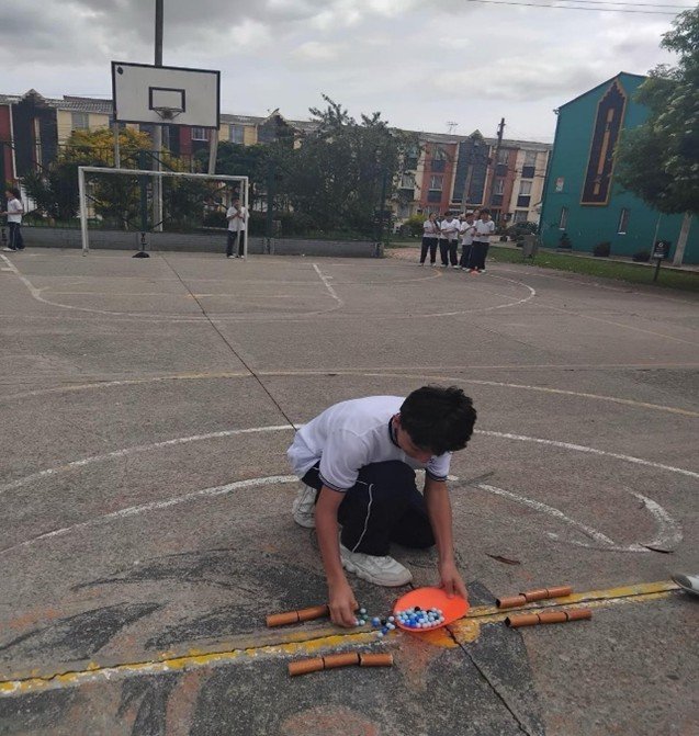 Estudiantes de grado octavo B realizando la actividad al aire libre.